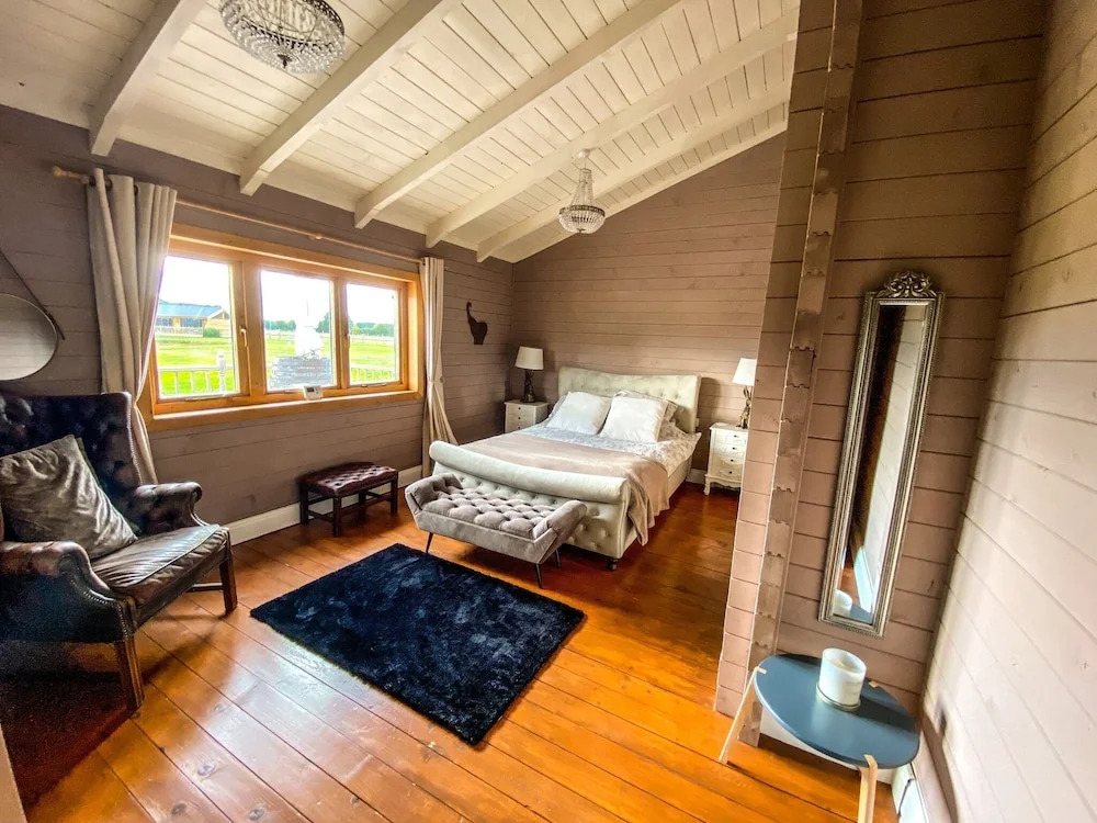 Sleeps6- Hot Tub- Pet Friendly- Log Burner