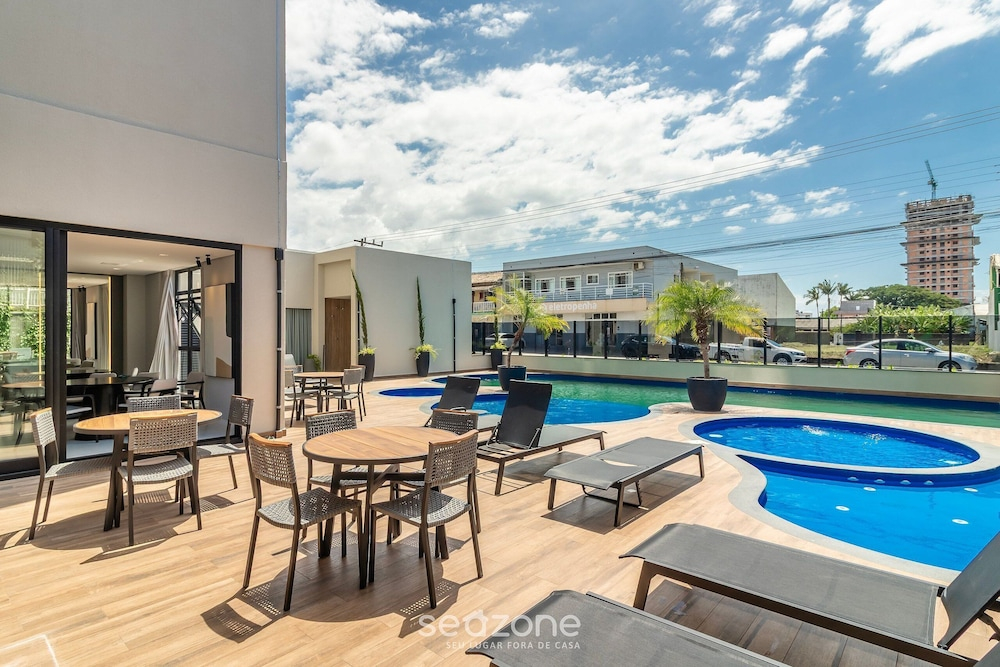 Condominium w/ Pool, 450 m fr/ the sea and 650 m fr/ Beto Carrero World - Lavs