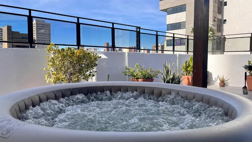 Luxuosa cobertura de 380m² a 850m da Av Beira Mar