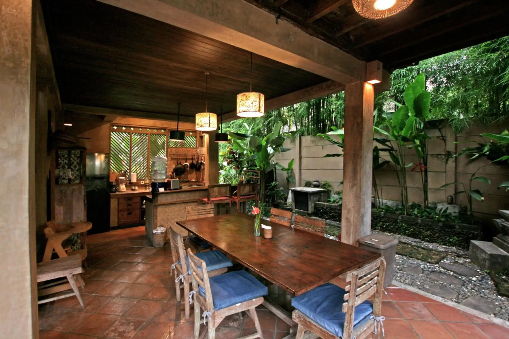 Artist Eco Villa With Wood And Clay