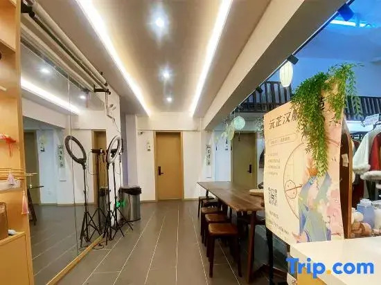 Kaifeng Yuanzhi Female Only Hostel (Gulou Square Qingming Riverside Scene Gallery)