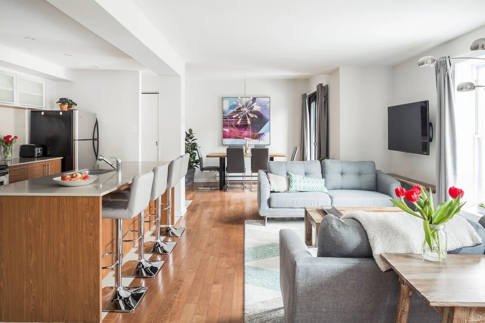 MTLVacationRentals - Suite Mont-Royal - 3 queen beds, 1,5 Ba