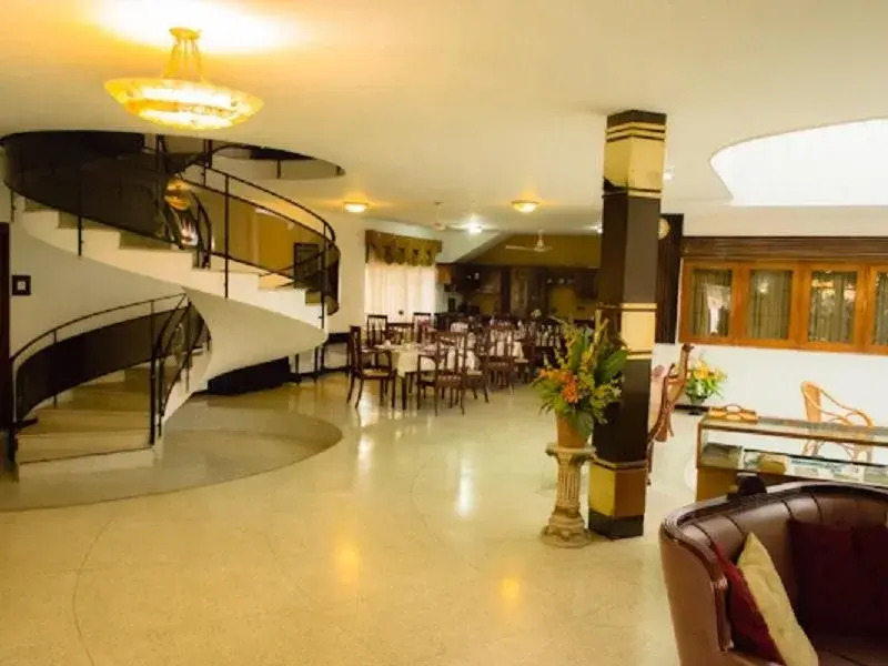 Hotel 12