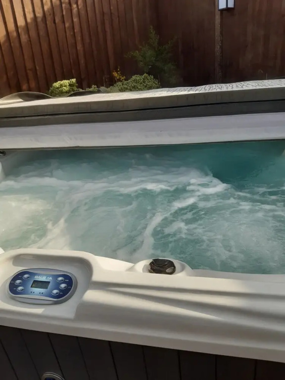 Impeccable1 Double bed Cabin in Poole With Hot Tub