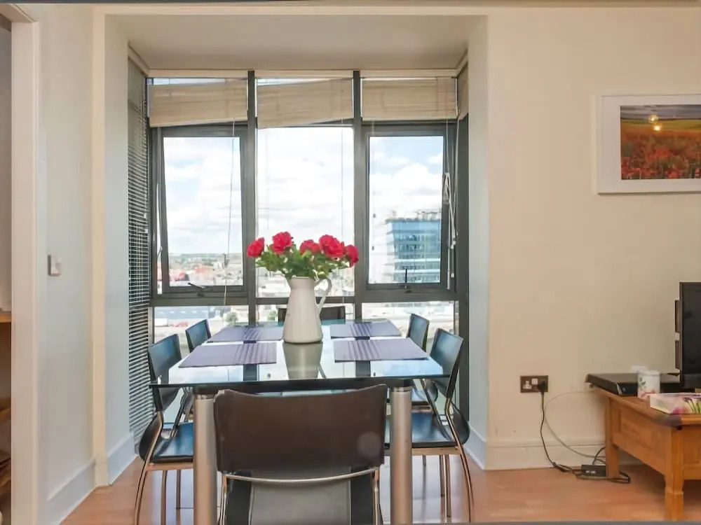 Sunny Apartment off Grand Canal Square Dublin 2