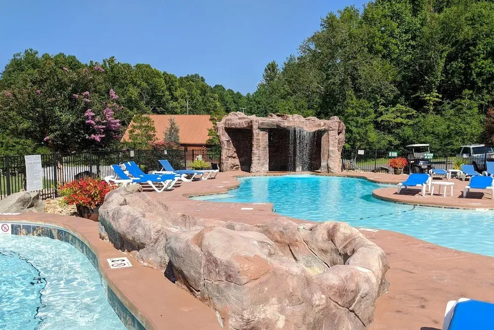 Southern Comfort: All-suite Getaway W/ Hot Tub 2 Bedroom Cabin