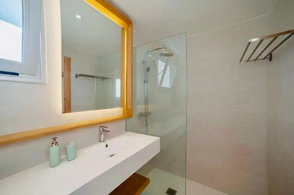 Luxurious Pent House Steps From The Beach. C4