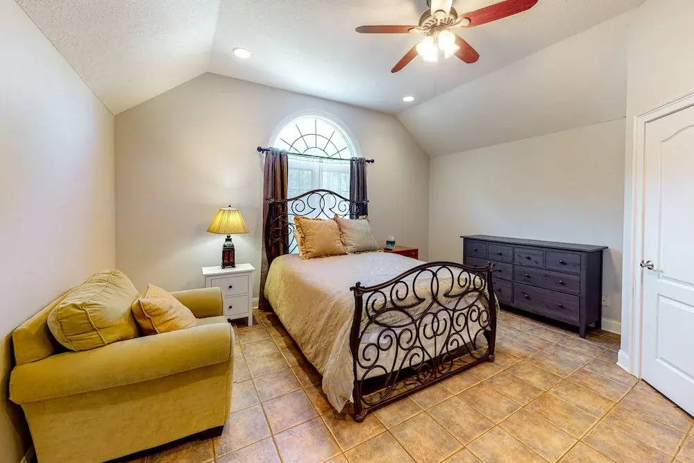 Beautiful Home With Modern Conveniences - Close to the Beach, Dogs Welcome