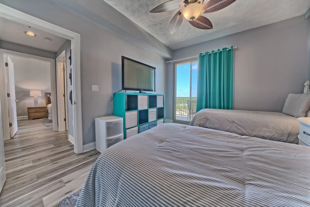Spacious Tropical Condominium at 17th Floor with Beach and Pool Access - Unit 1707 by RedAwning