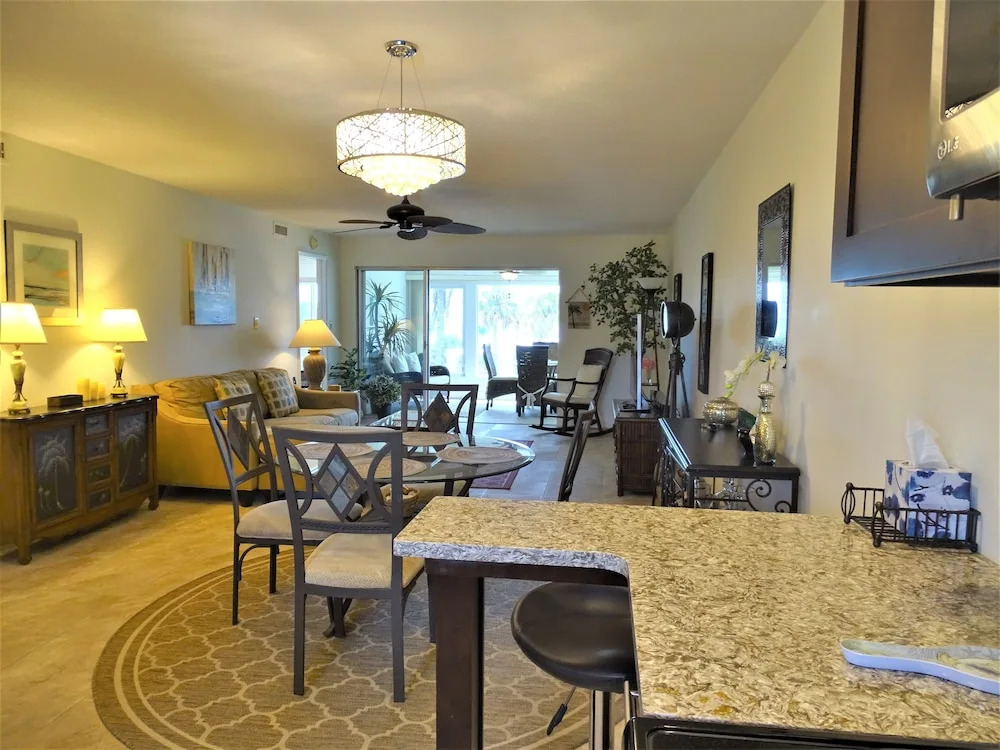 Sunset Royale - 200 2 Bedrooms 2 Bathrooms Apts