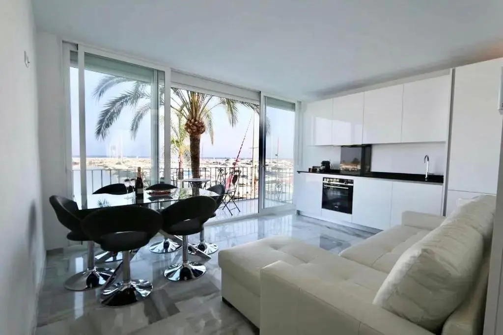 First Line Puerto Banus Harbour, 3 bedroom Luxury Apartment, Marbella