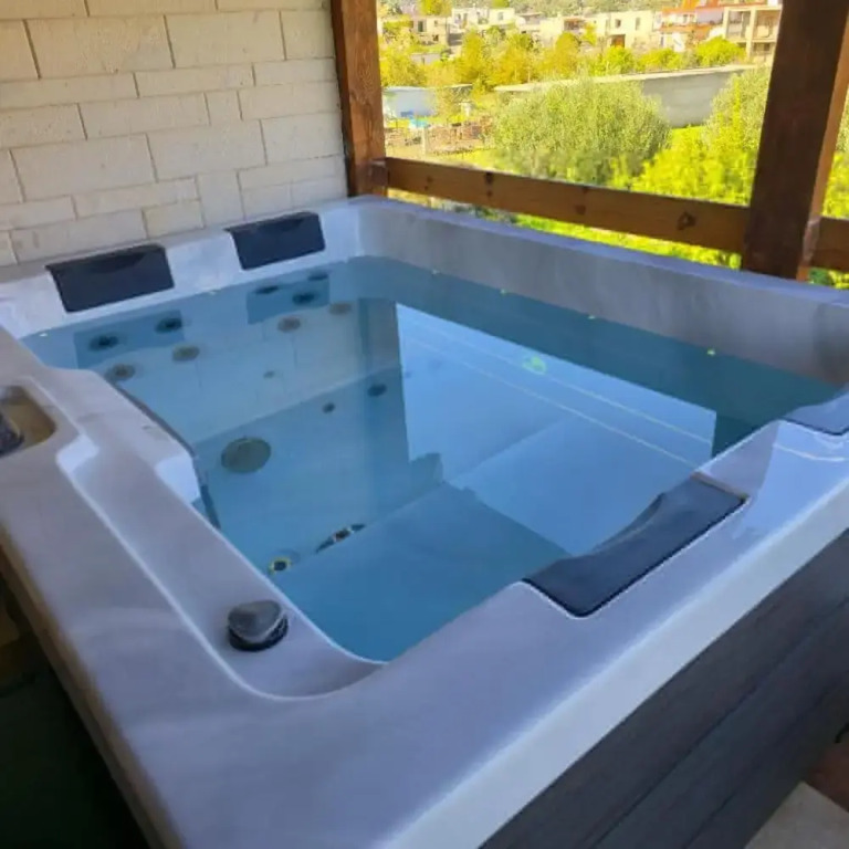 Zaros Traditional House - Private Hot Tub Retreat