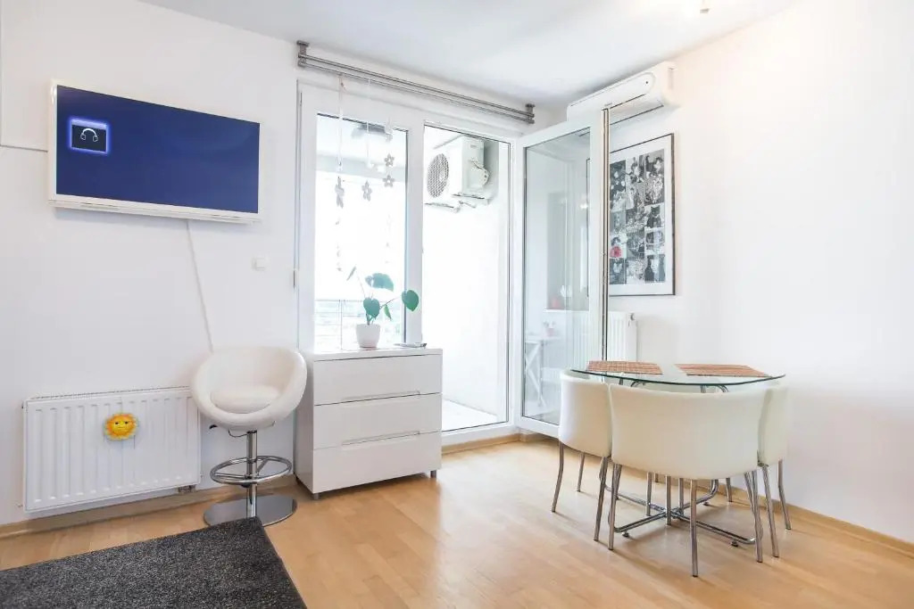 Cozy & Modern Studio with Balcony