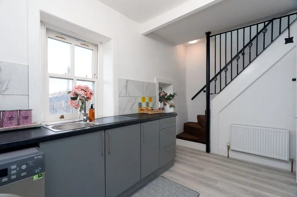 Cosy Cottage - Sleeps 6, Parking & Pet Friendly!