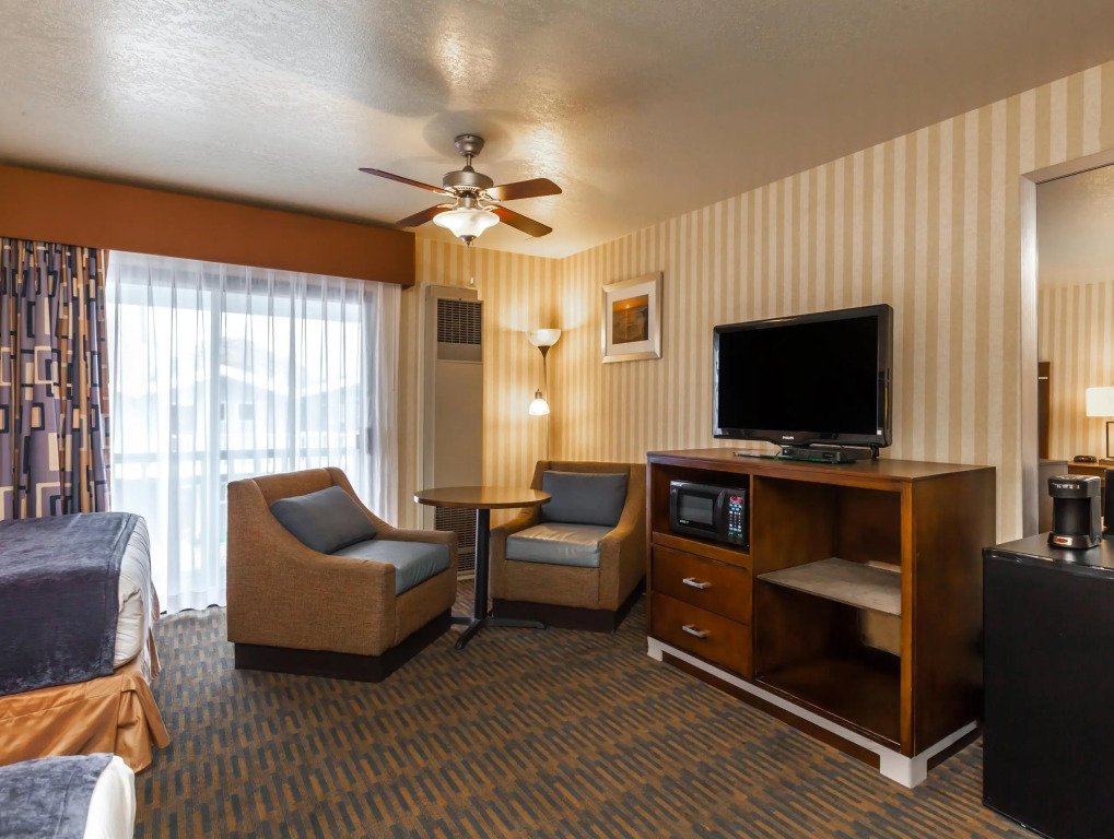 Harbor House Inn