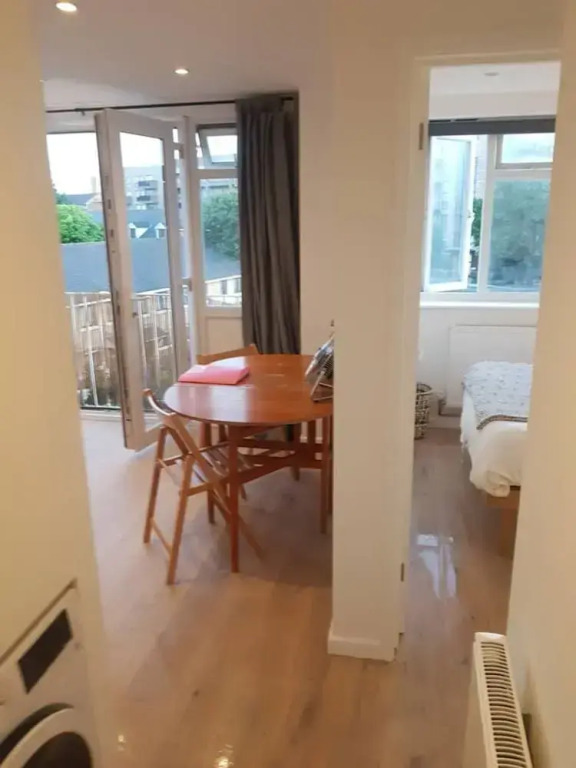 Sunny 1 Bedroom Apartment In Fun Neighbourhood