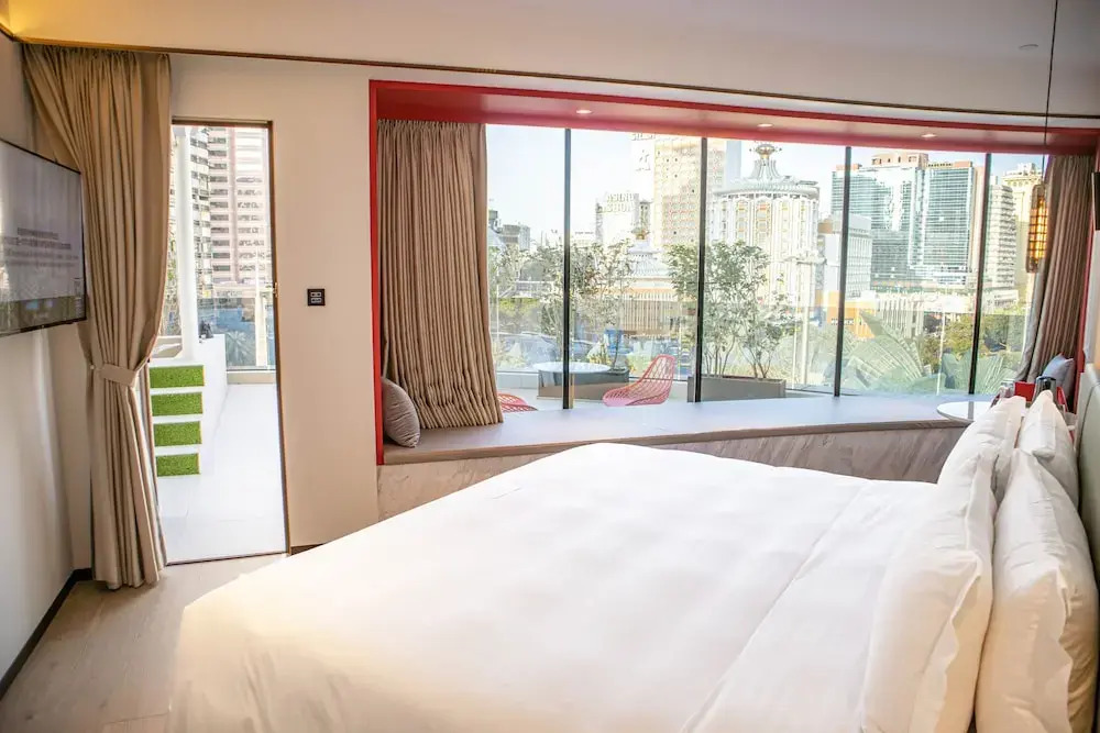 Yoho Resorts World Hotel