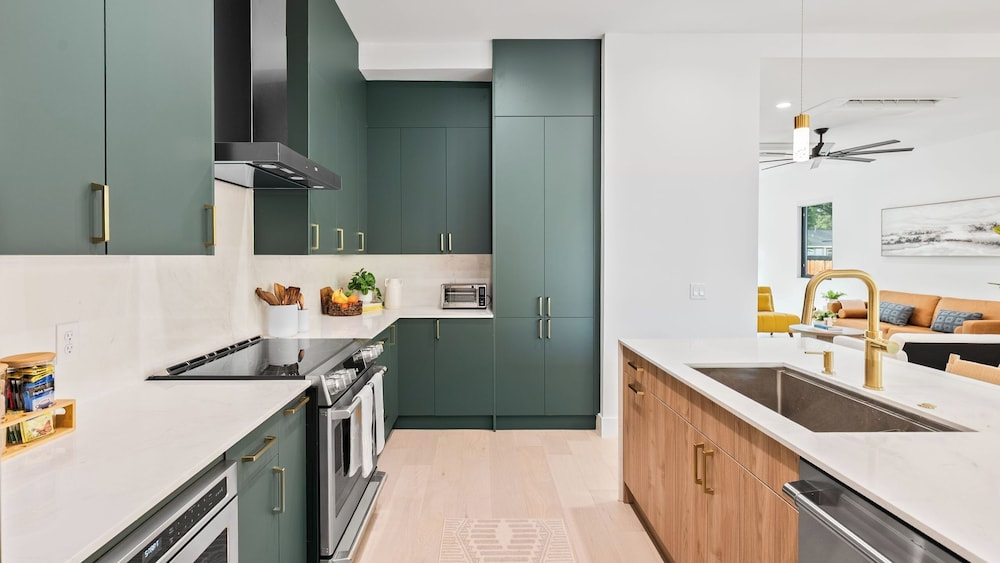 Stylish Home With Firepit & Balcony Steps From Austins Best Near Rainey St, Lady Bird Lake & Downtown The Ashlee by Avantstay