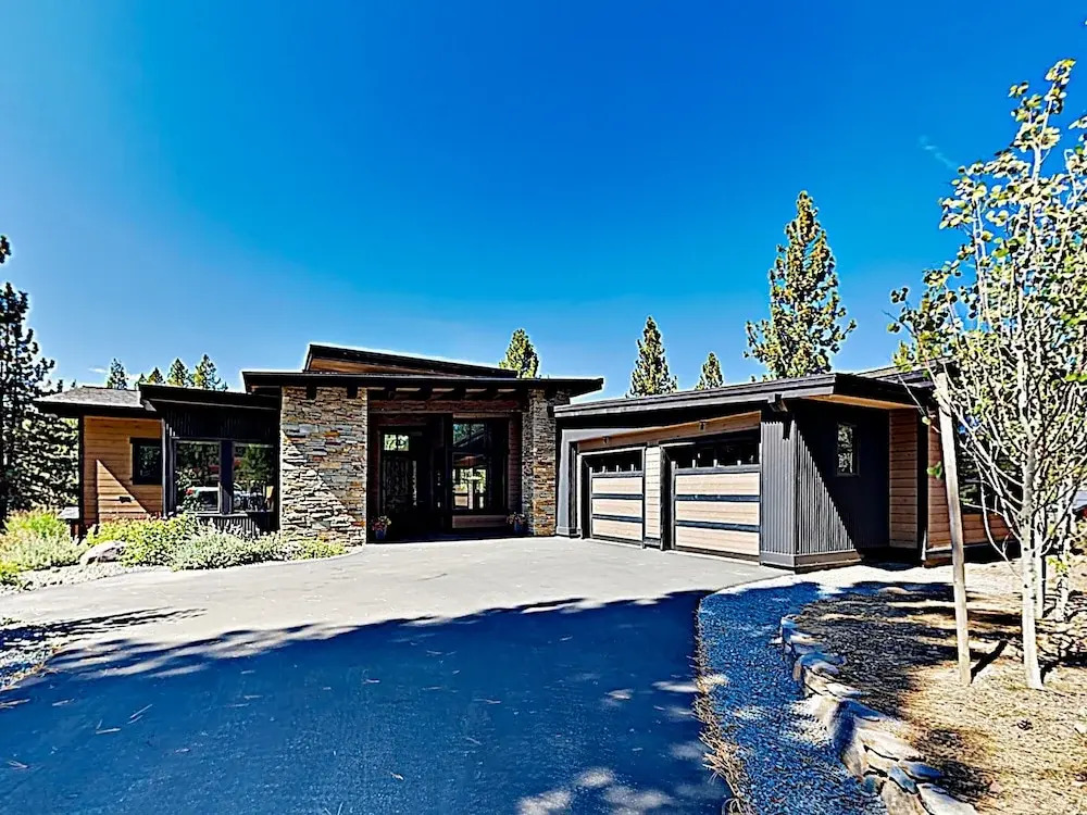 New Listing! All-suite Dream Lodge Near Top Skiing 3 Bedroom Home