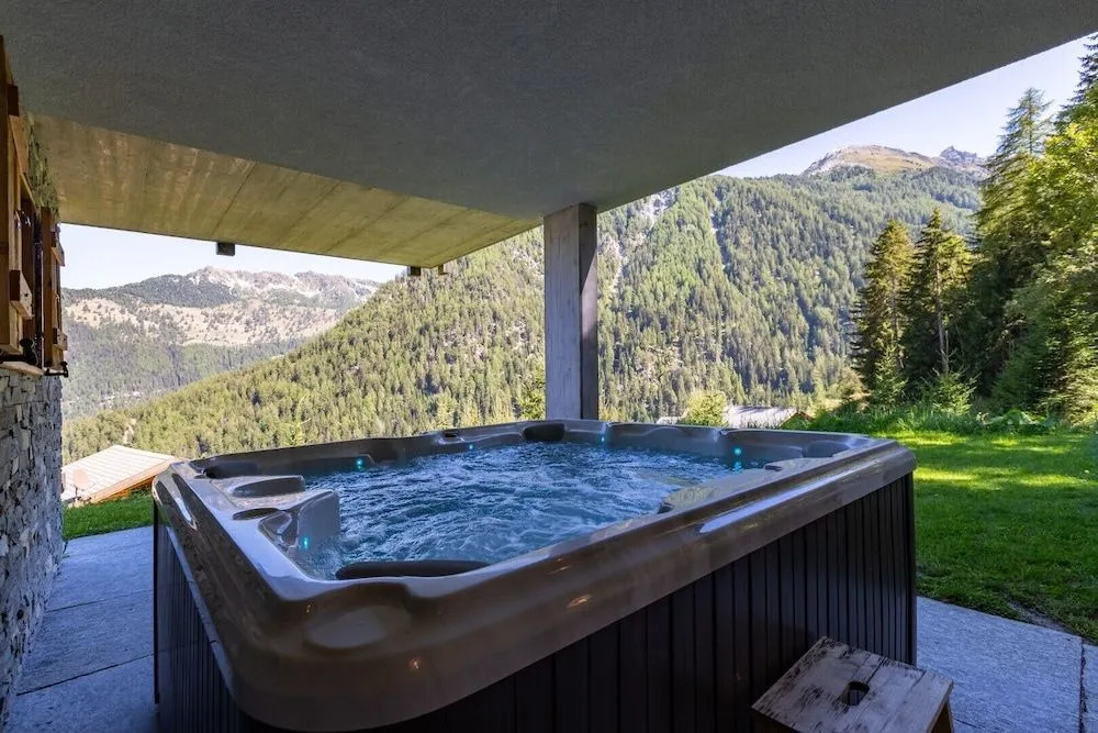 Authentic Swiss Spa Chalet Hot Tub & Sauna