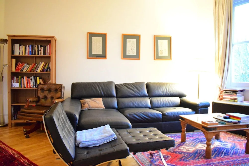 Kensington 2 Bedroom Flat With Balcony