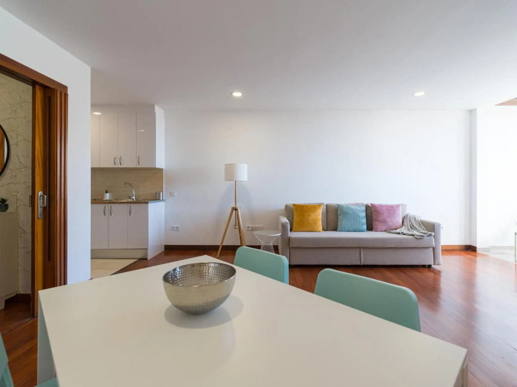 Bright Townhouse - Views - 5 min walk to the Beach