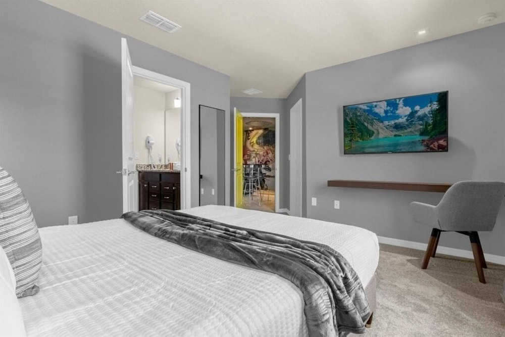 10 Bedroomss/ Windsor Island Home
