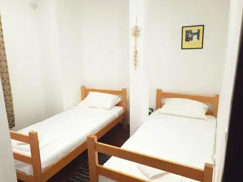 Apartments and Rooms L E F T RIVER Belgrade