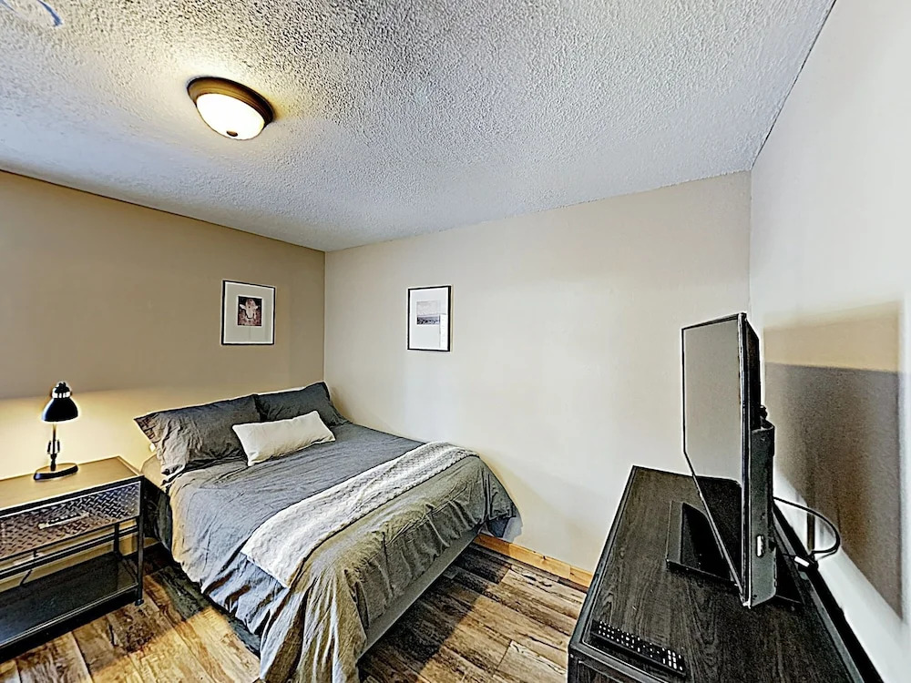 New Listing! Stylish Updated Ski W/ Hot Tubs 2 Bedroom Condo