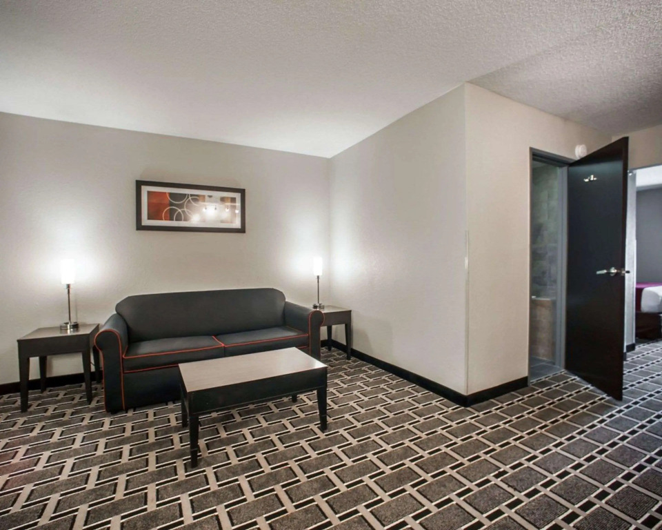 Comfort Suites Nashville Airport - BNA