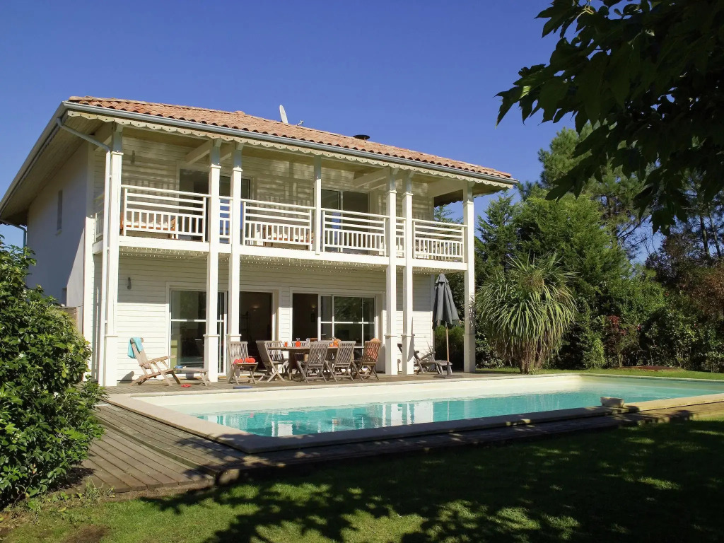 Nice villa with a private swimming pool, 900m from the beach