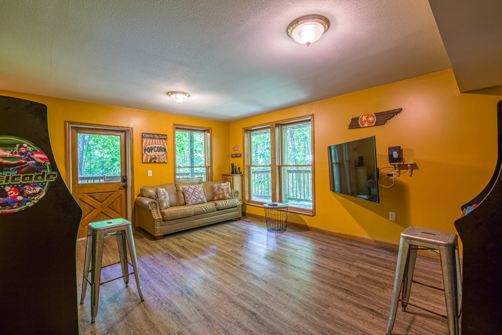North Ridge Place Brand New Log Cabin with Hot Tub Great Location