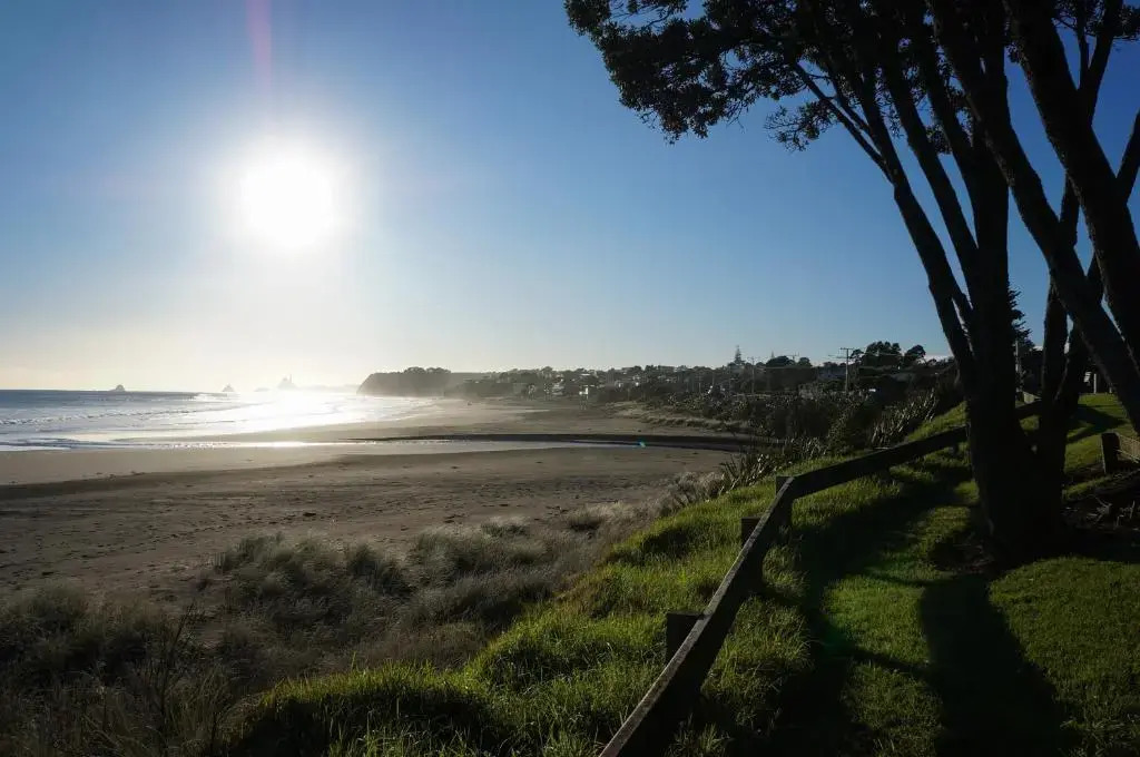 Oakura Circle - authentic Kiwi bach by the beach