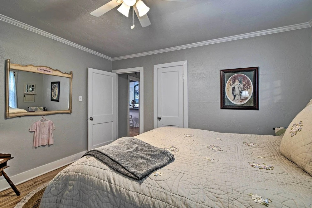 Pet-friendly Brenham Cottage w/ Yard!