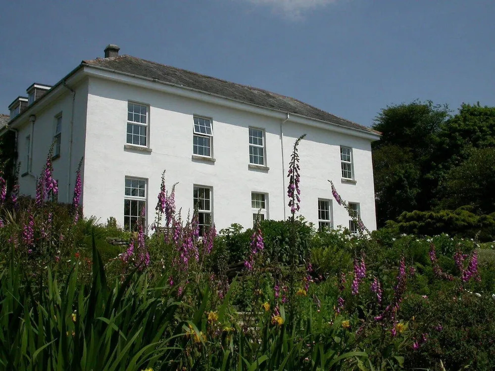 Self Catering Apartment in Mansion House in Beautiful Gardens With Pool