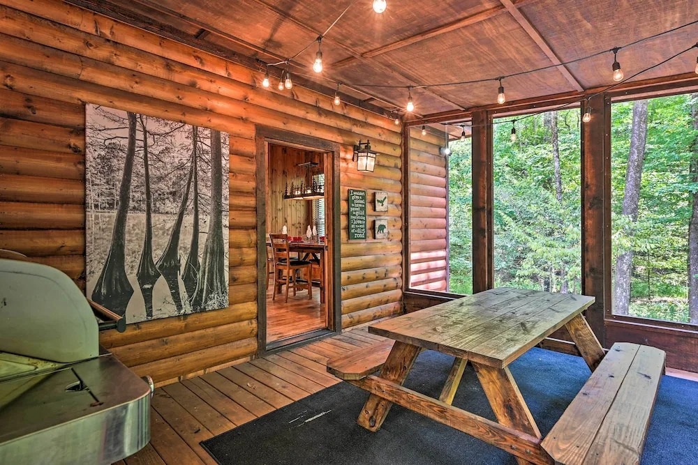 Luxe Broken Bow Cabin: Hot Tub ~ 3 Mi to Hochatown