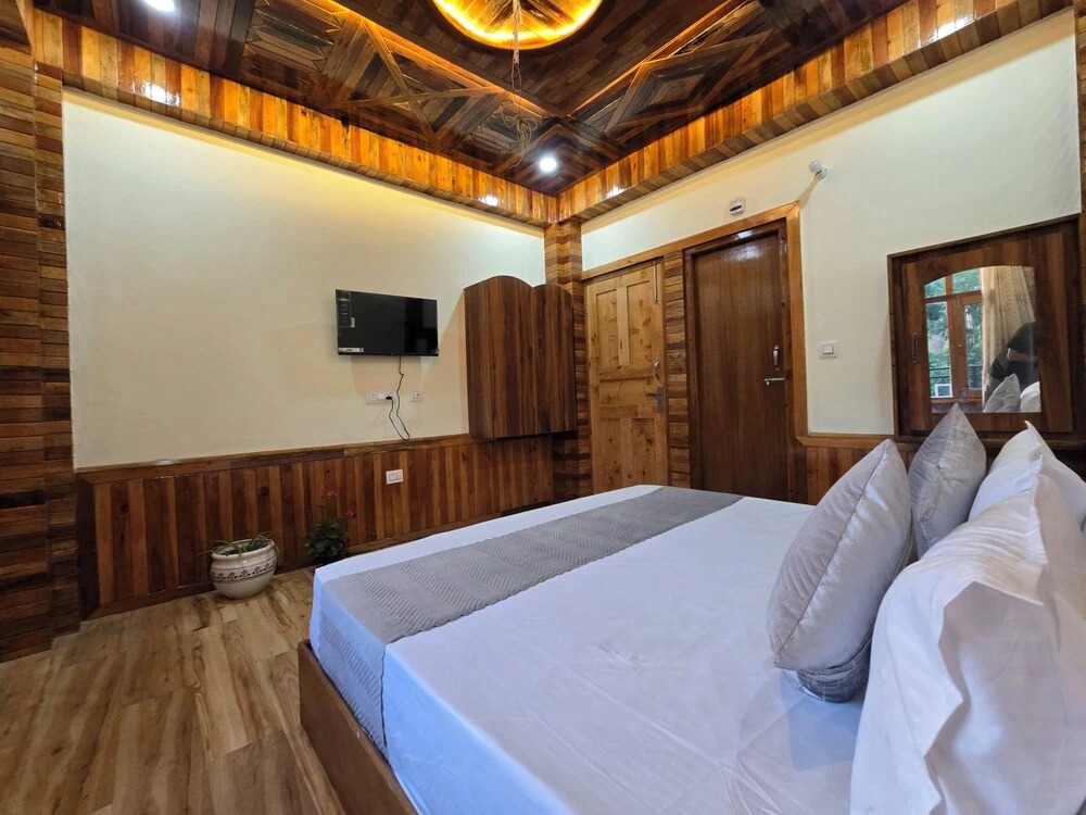 The Wooden Nook Chail