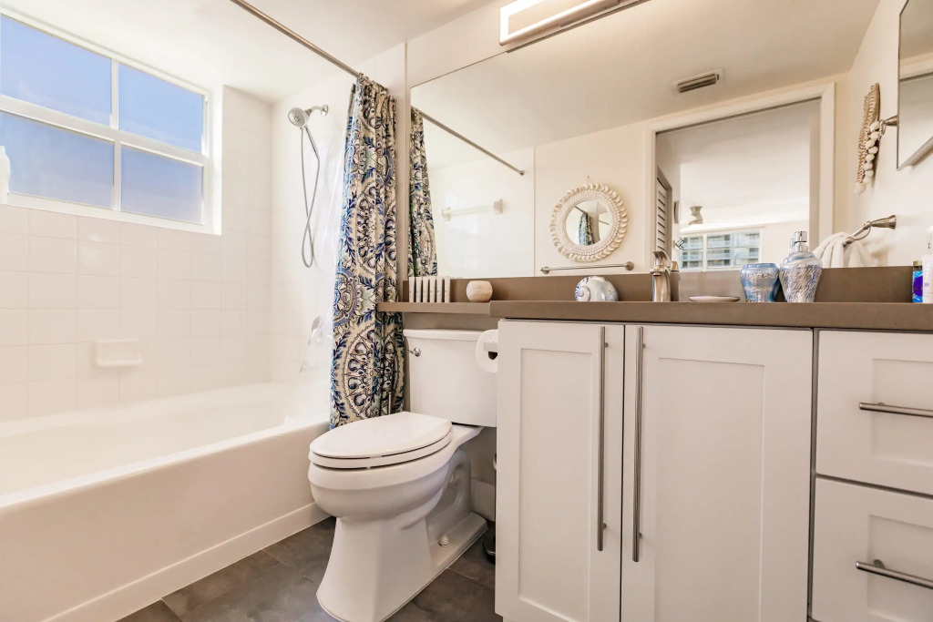 Uhost AI 3BR Condo Stunning Water Views