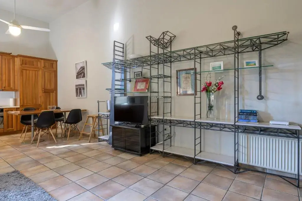 A Beautiful 2 bdr House in the Heart of Plaka
