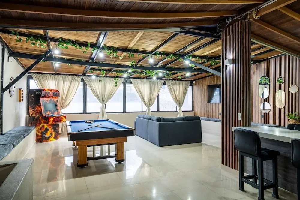6br penthouse 1 block lleras park