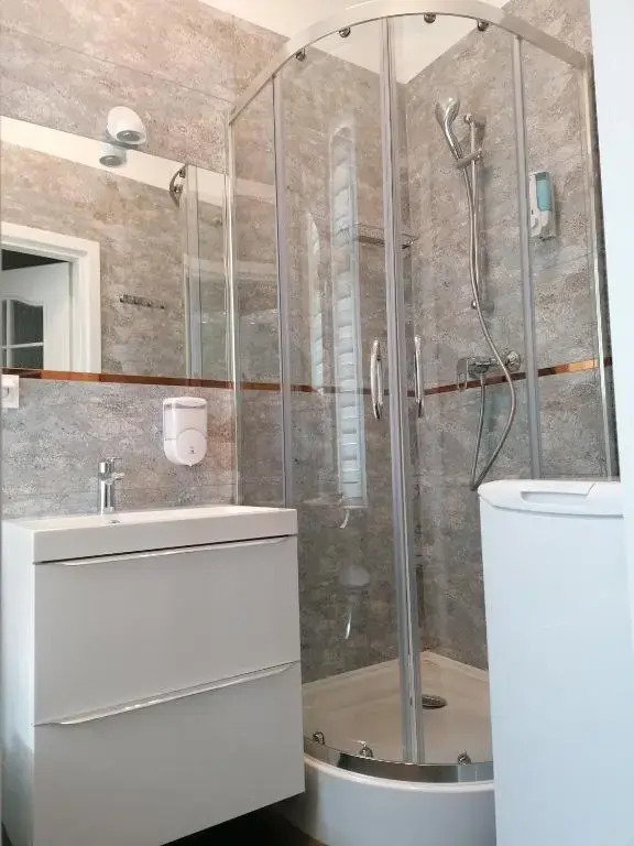 Hostel Tulip - Pokój 2 ze wspólną łazienką i kuchnią