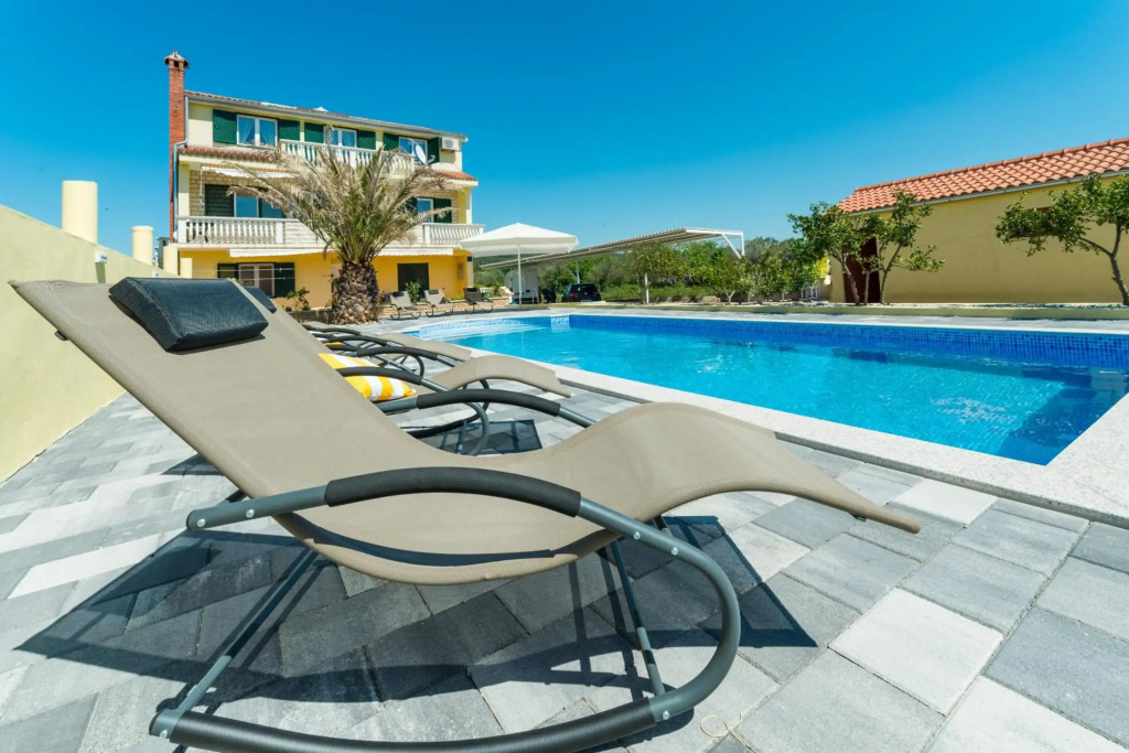 Crowonder Sun&Fun Holiday House with Large Swimming Pool, Playroom and Garden