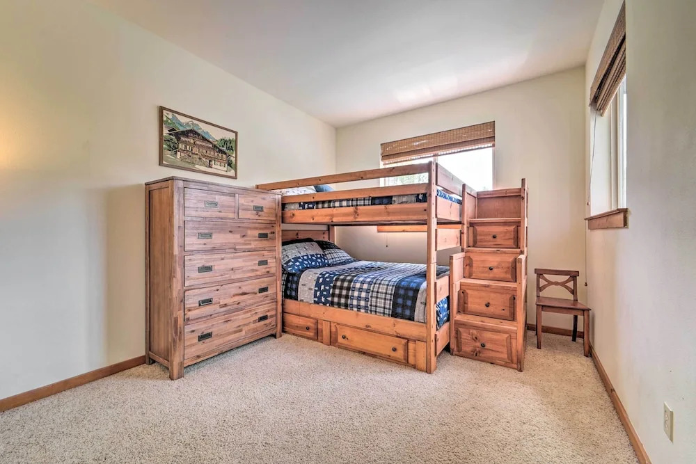 2 Mi to Donner Lake: Walkable Truckee Condo!