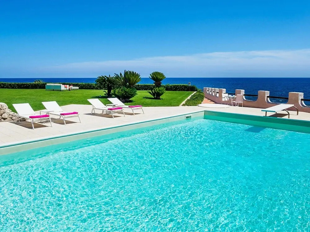 Exclusive Villa With Private Swimming Pool That Enjoys a Splendid Seafront View