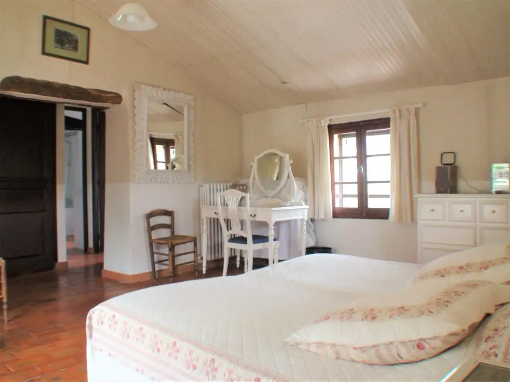 B&B with charm, quiet, kitchen, sw pool