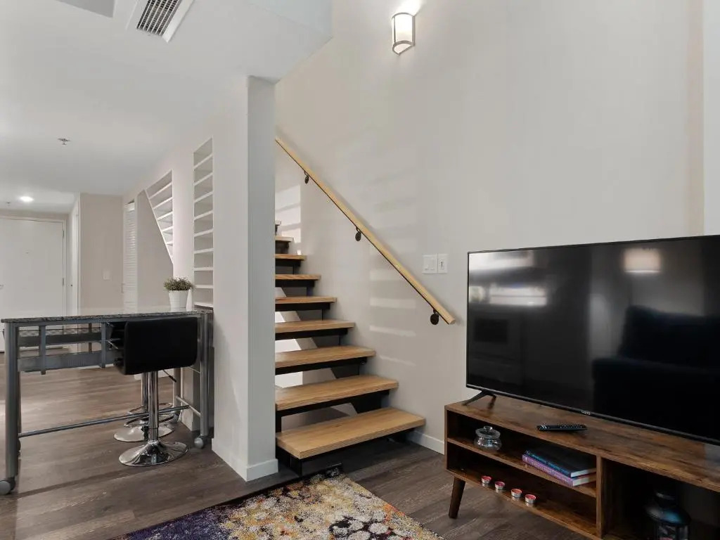 Lavish Downtown Condo with Rooftop Lounge 337