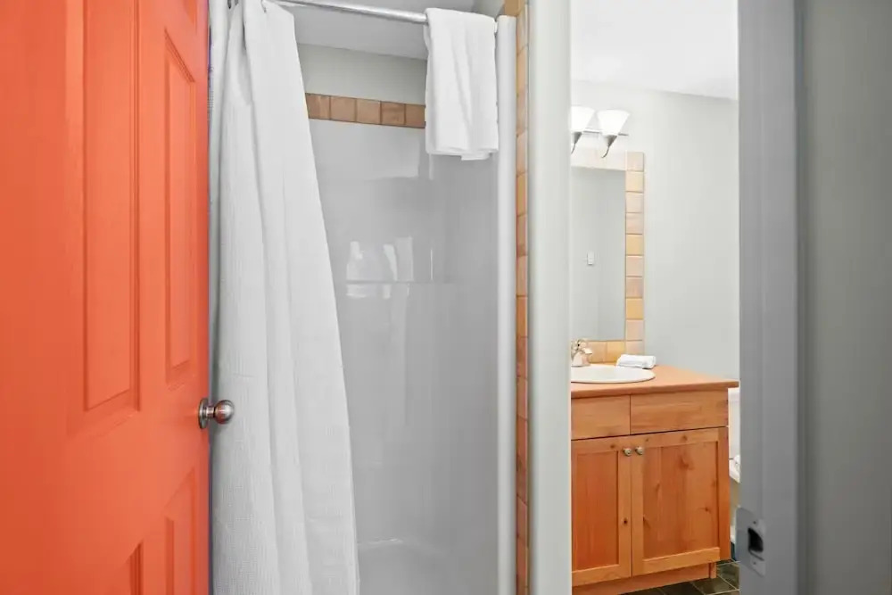 MODERN 4,500 sqft Ski Chalet: 5 Br + 6 Ba | Pool Table | Pool + PRIVATE Hot Tub