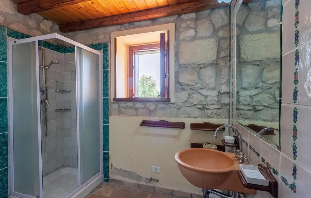 Awesome Home in Ragusa With 5 Bedrooms, Wifi and Private Swimming Pool