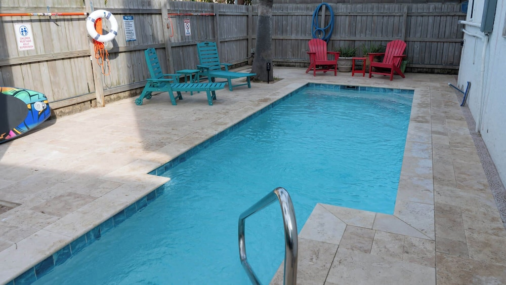 Fun Retro Island Vibe - Sleeps 17 - Beach 1 Block
