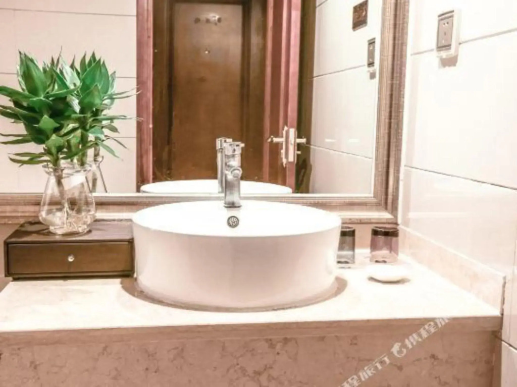 Luzhou Century Hotel (BBK Plaza Xintiandi)